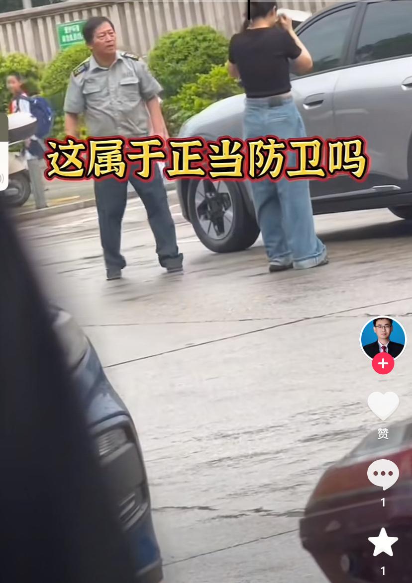 女子脚踹保安被扇耳光！网友：踹人还有理了？

女子脚踹保安后被反手扇耳光，
看完