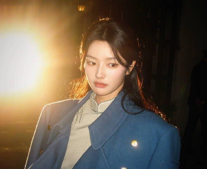 徐若晗今天玉簟秋路透，还蛮适合民国造型的  现代装手拿把掐 