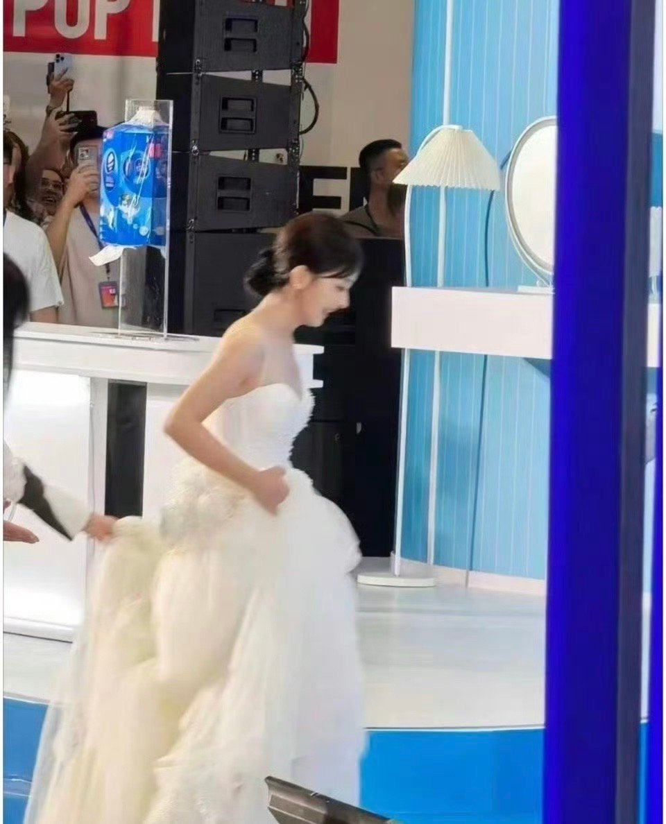 #赵丽颖提裙上台# 是公主👰🏻‍♀️，也是女王👑，同一个动作，不同的风格[