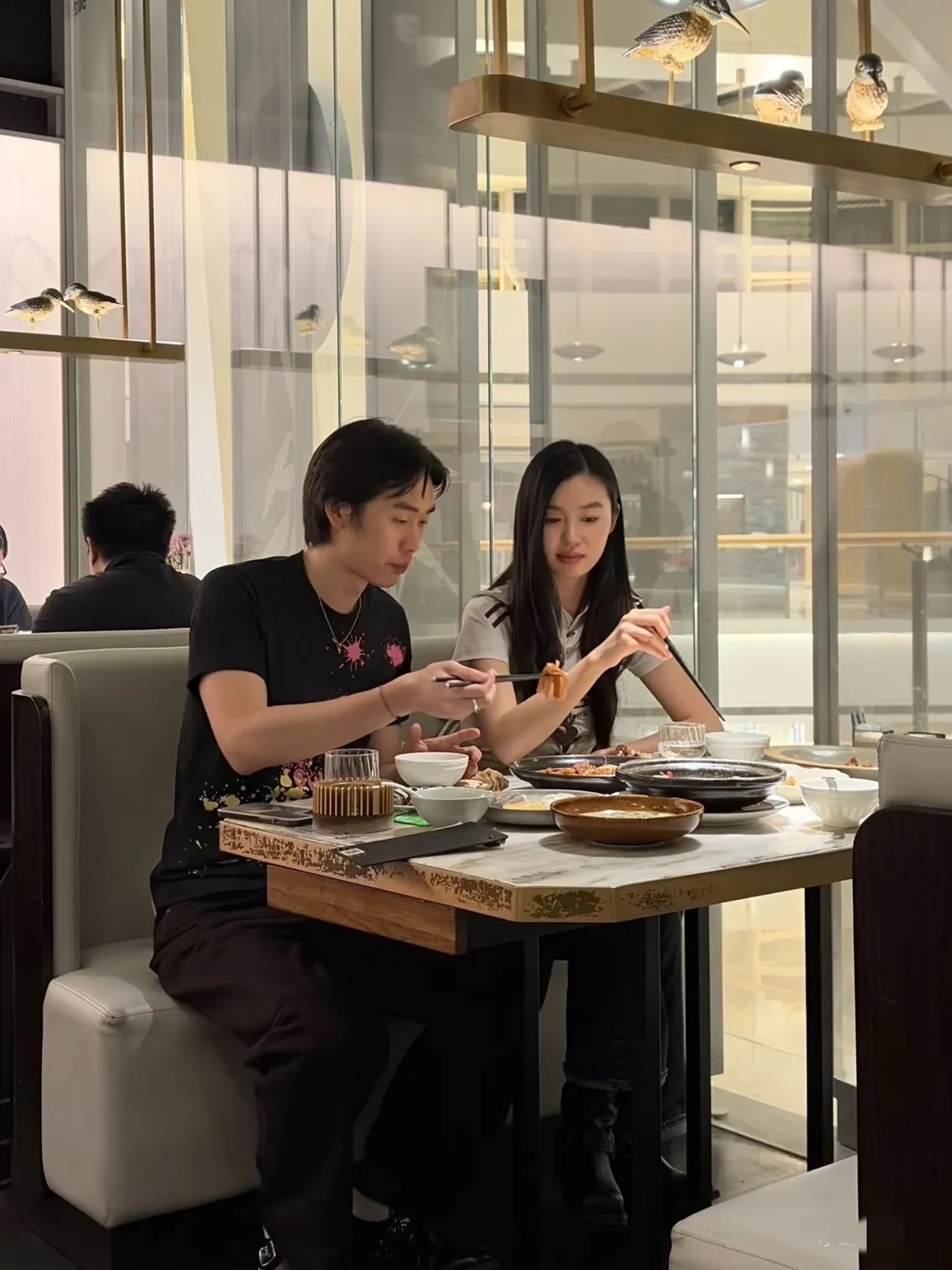 有网友在上海恒隆广场偶遇林子濠和陈瑜，刚新婚的小两口正在吃饭，这对夫妻好年轻，两