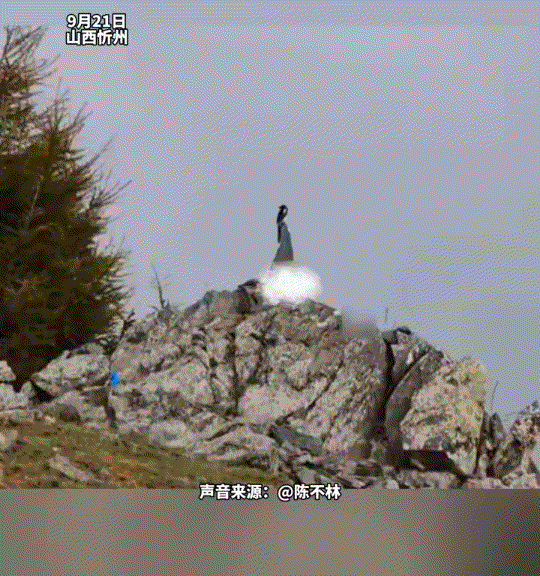 山西忻州，一名福建男子来此游玩，可男子在拍摄风景过程中，意外拍到一处视觉错觉的奇