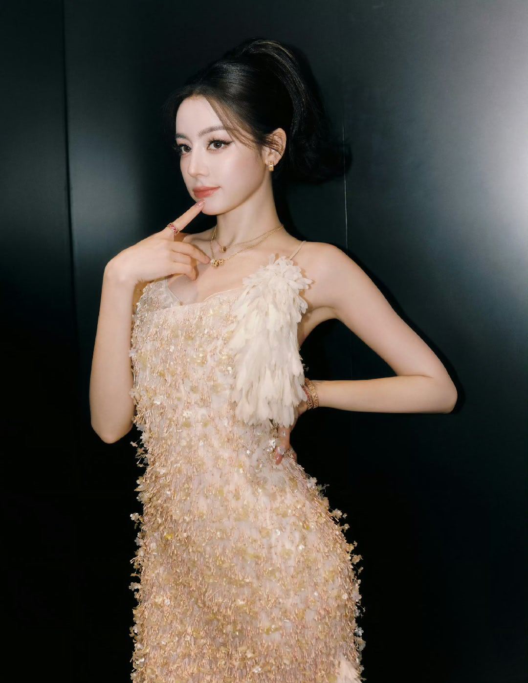 迪丽热巴[超话] 迪丽热巴这款紫色花朵高跟鞋真的太美啦！👠紫色浪漫又神秘，花朵