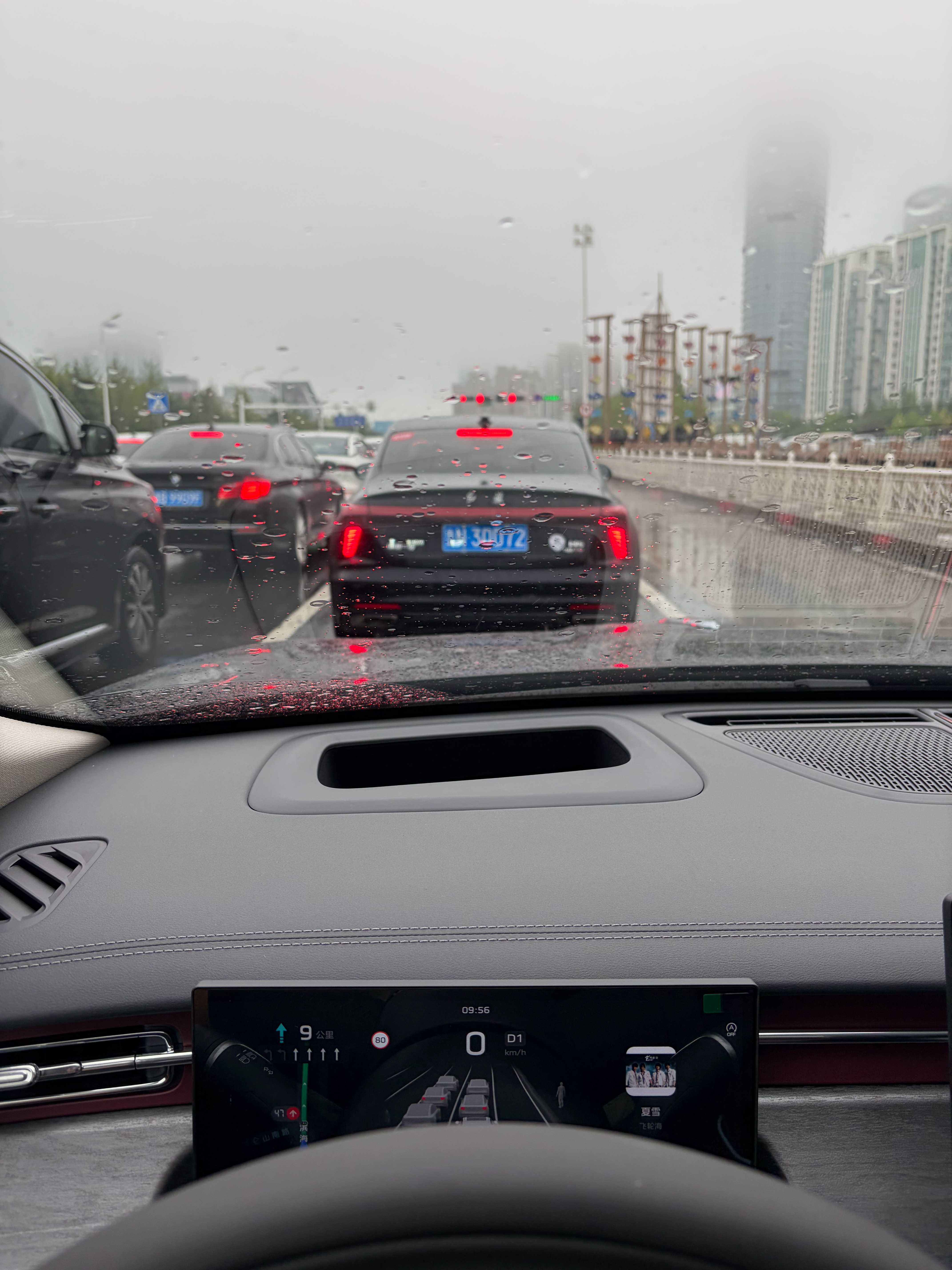 今天这红旗试驾车队编队行驶。但是10分钟发一轮，一轮五六台，我问为啥不能一起走啊