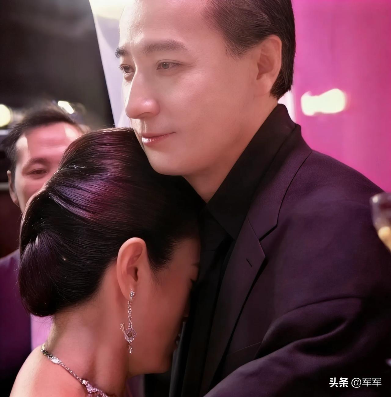 原来爱的最高境界，不是性，不是约会、不是拥抱，不是24小时全天候聊天。爱是骄傲的