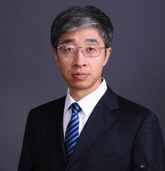 这个教授火了！北师大副教授陈志新，因为自己的课没有被教务处排上，又不想浪费了这门
