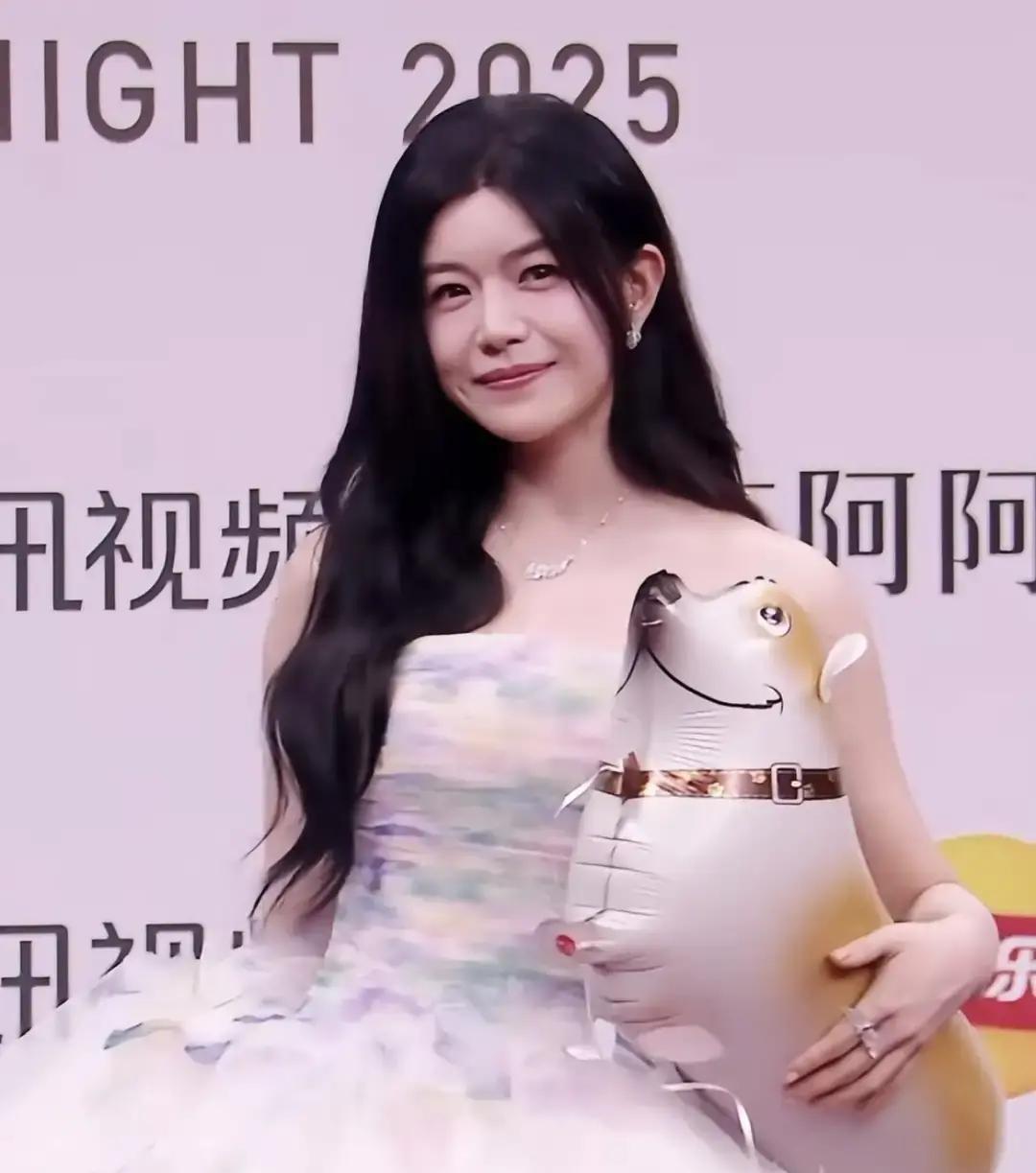 陈妍希用一张脸，打了一场漂亮的翻身仗。
星光大赏上，她带着《狙击蝴蝶》里岑矜的同