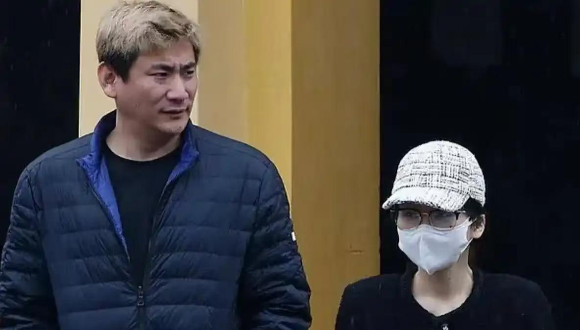 杨兰兰听说是卖  矿产配额  的，不是矿产，是配额，上市公司，能进口多少矿产，都