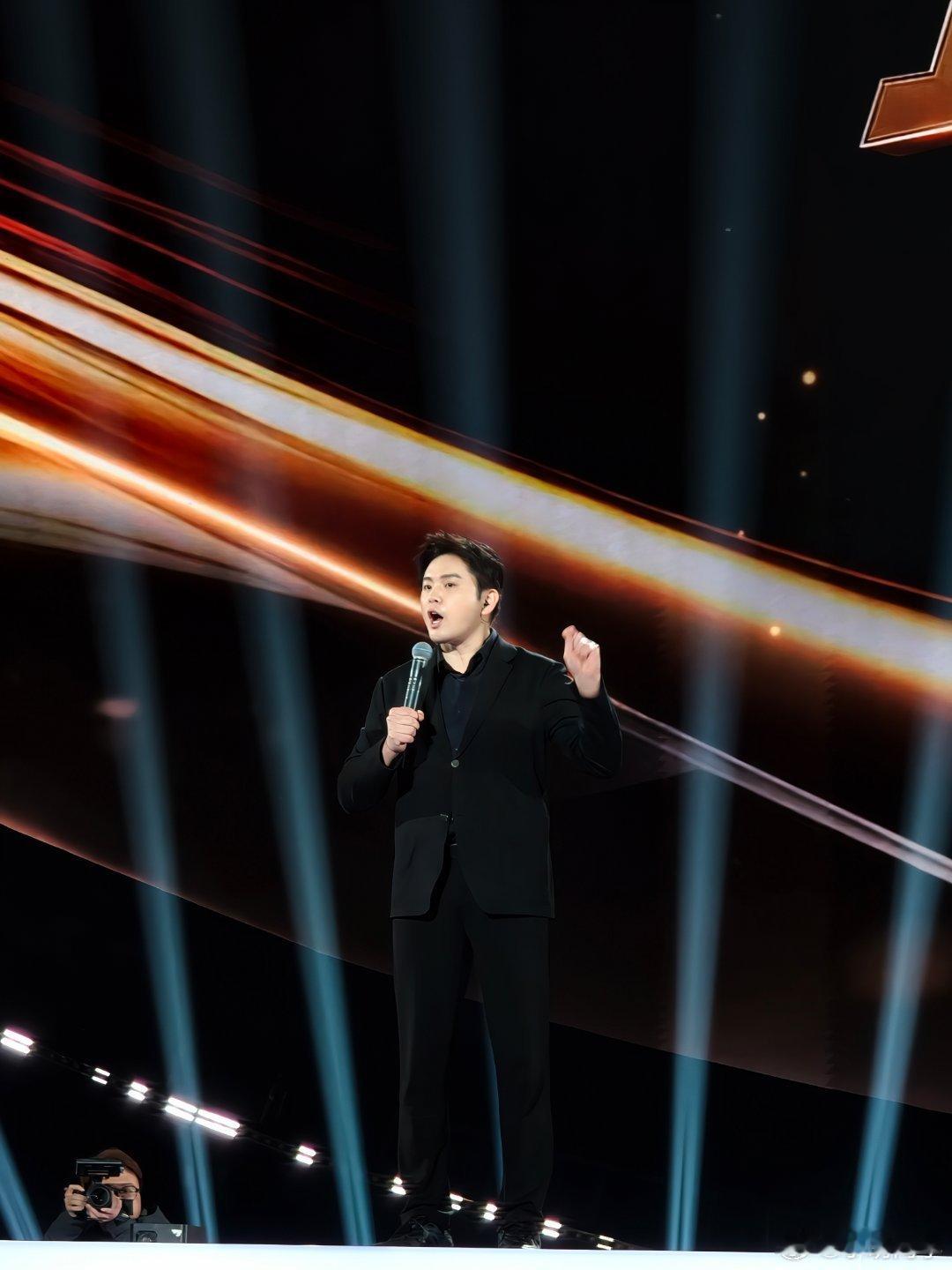 老板请看演唱会 今晚上追觅赞助的这场发布会现场来了近两万人。演唱会开始前说自己要