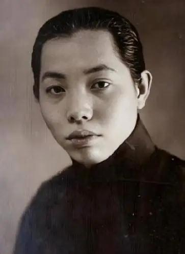1965年，一个男人躺在冰冷的房间里，手里攥着一张1939年的全家福，慢慢停止了