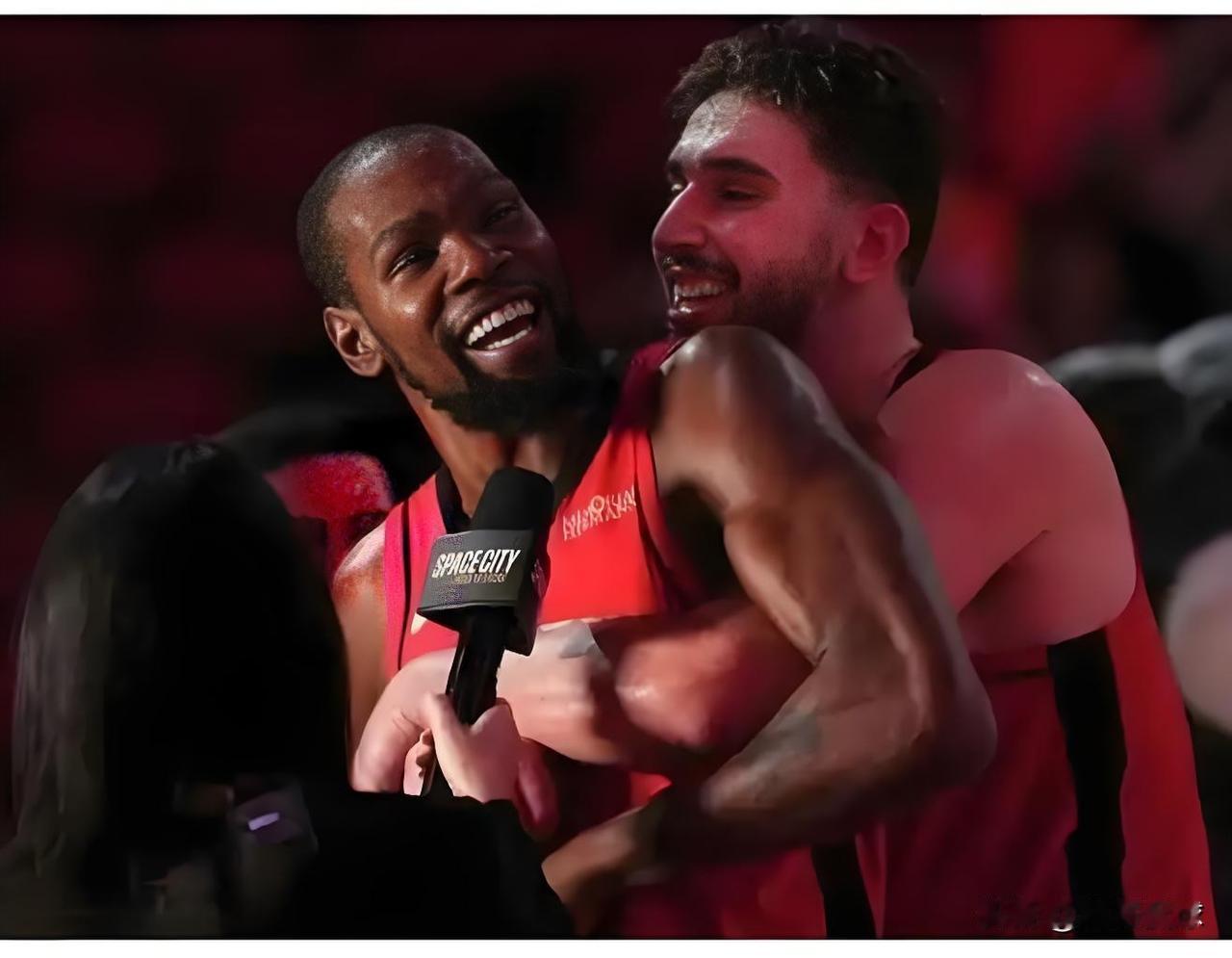 在东里不在的情况下，老詹，单核带队！
湖人势必要夹击杜兰特，只要谢伯德上首发，火