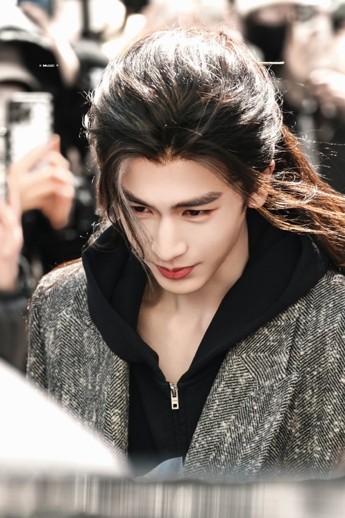 张凌赫wink这一下  全世界的人都给我看张凌赫wink！这一下给我迷到神魂颠倒