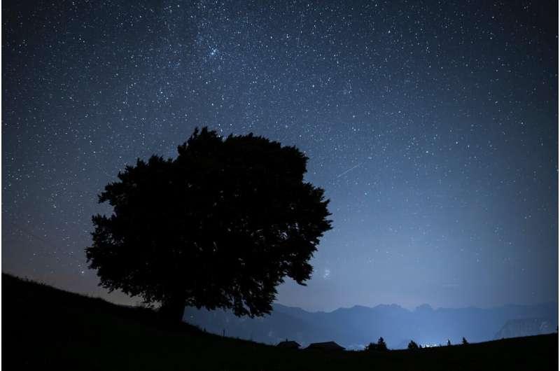 一年一度的“星空烟花”来了：英仙座流星雨，其实是地球撞上了彗星的“遗产”！

每
