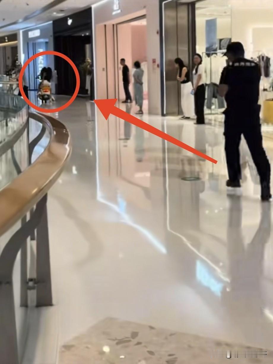 江西宜春这两个骑电动车的女孩估计要火了，肆无忌惮的将电动车开进商场，据商场工作人