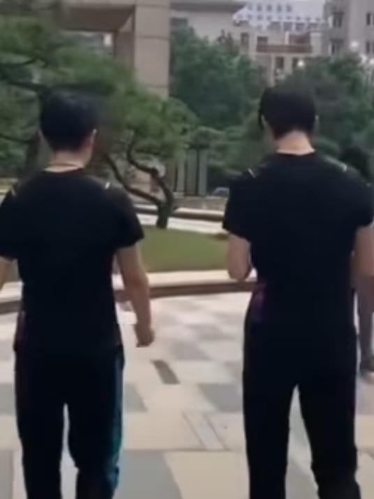 曼昱的爸妈从黑龙江飞到北京了，他们要在北京过春节。
除夕夜和大年初一，国乒放假两