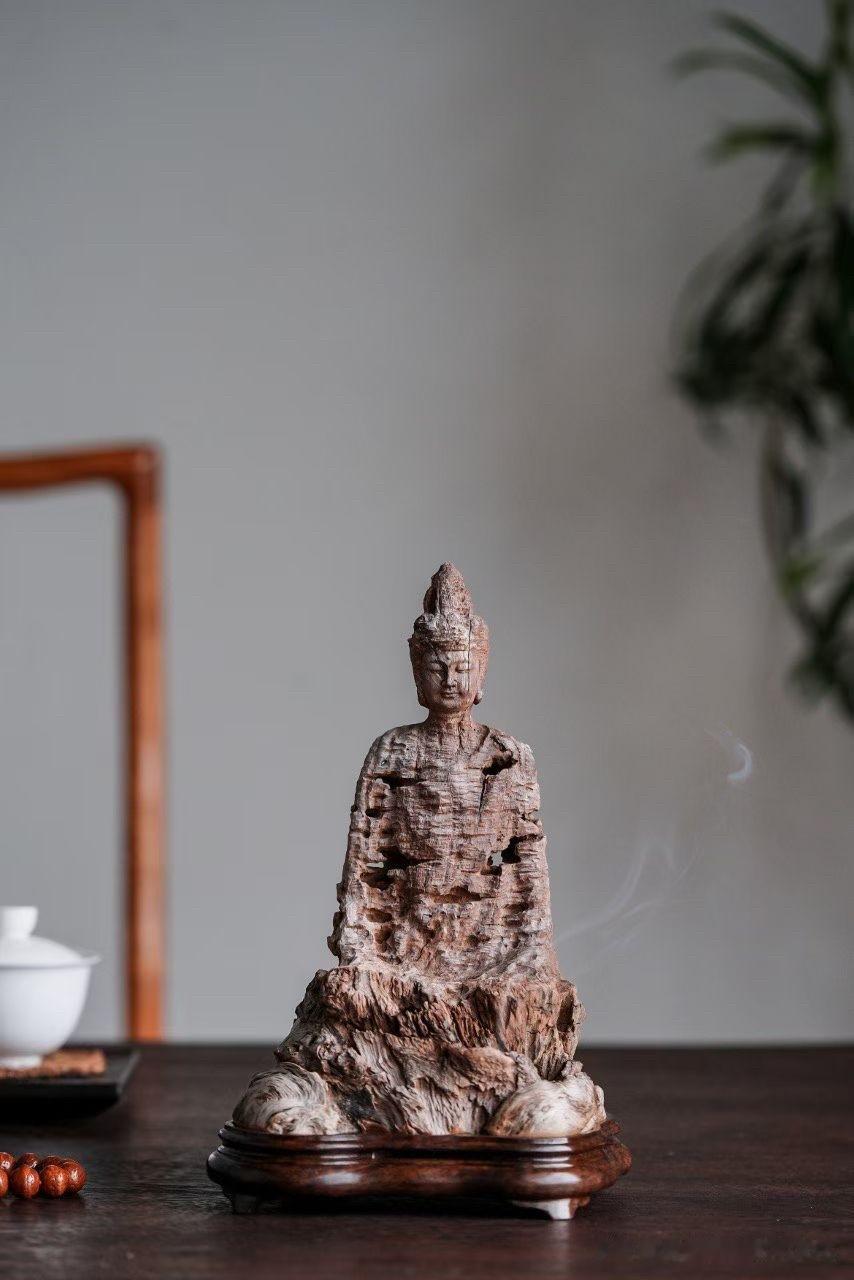 把香炉做成一尊佛，也把木头的天然形态留在了作品里。

荔枝木纹理虬曲，仿佛山岩层