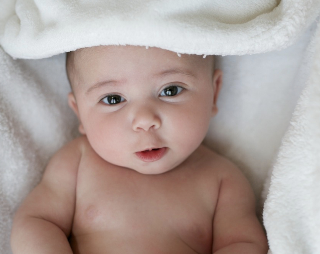 宝宝睡觉出现流口水，家长要做好清洁工作，保持口腔周围皮肤干燥，以防湿疹出现。可以