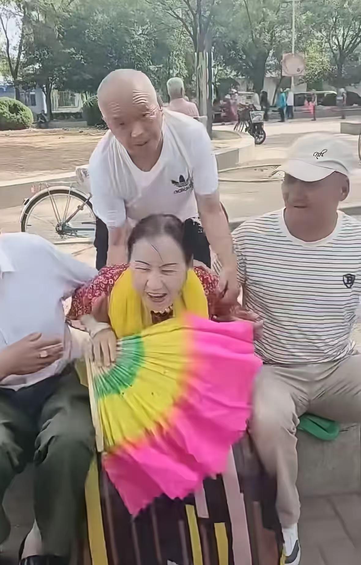 明明是被几个老头占便宜戏耍，她还能乐在其中，世上的男人，女人活法就是不一样。有的