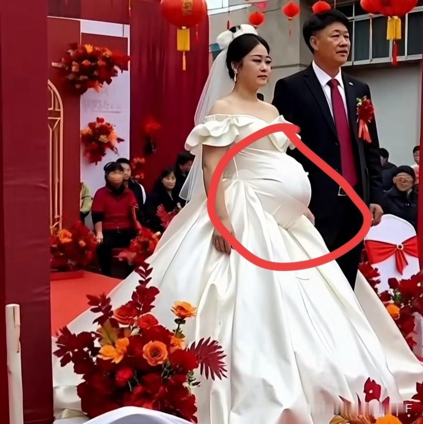 结婚挺八个月大孕肚，这婚纱应该是特别定制的吧，肚子专定做的鼓出来把圆溜溜的大肚子