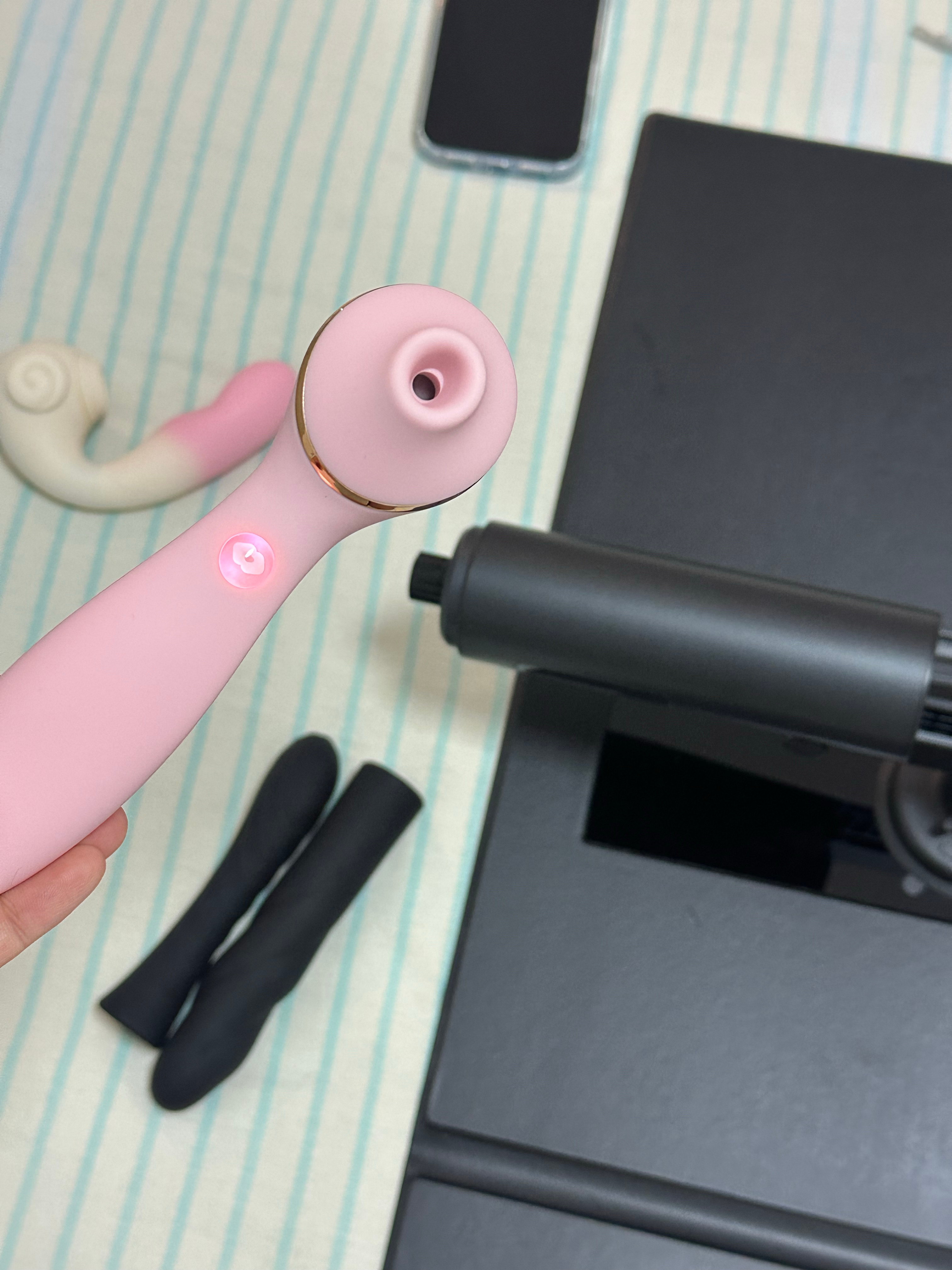 [捂嘴哭]忙碌了一天的咪应该休息吃点好的了我拿出了我最喜欢的polly2代，以及