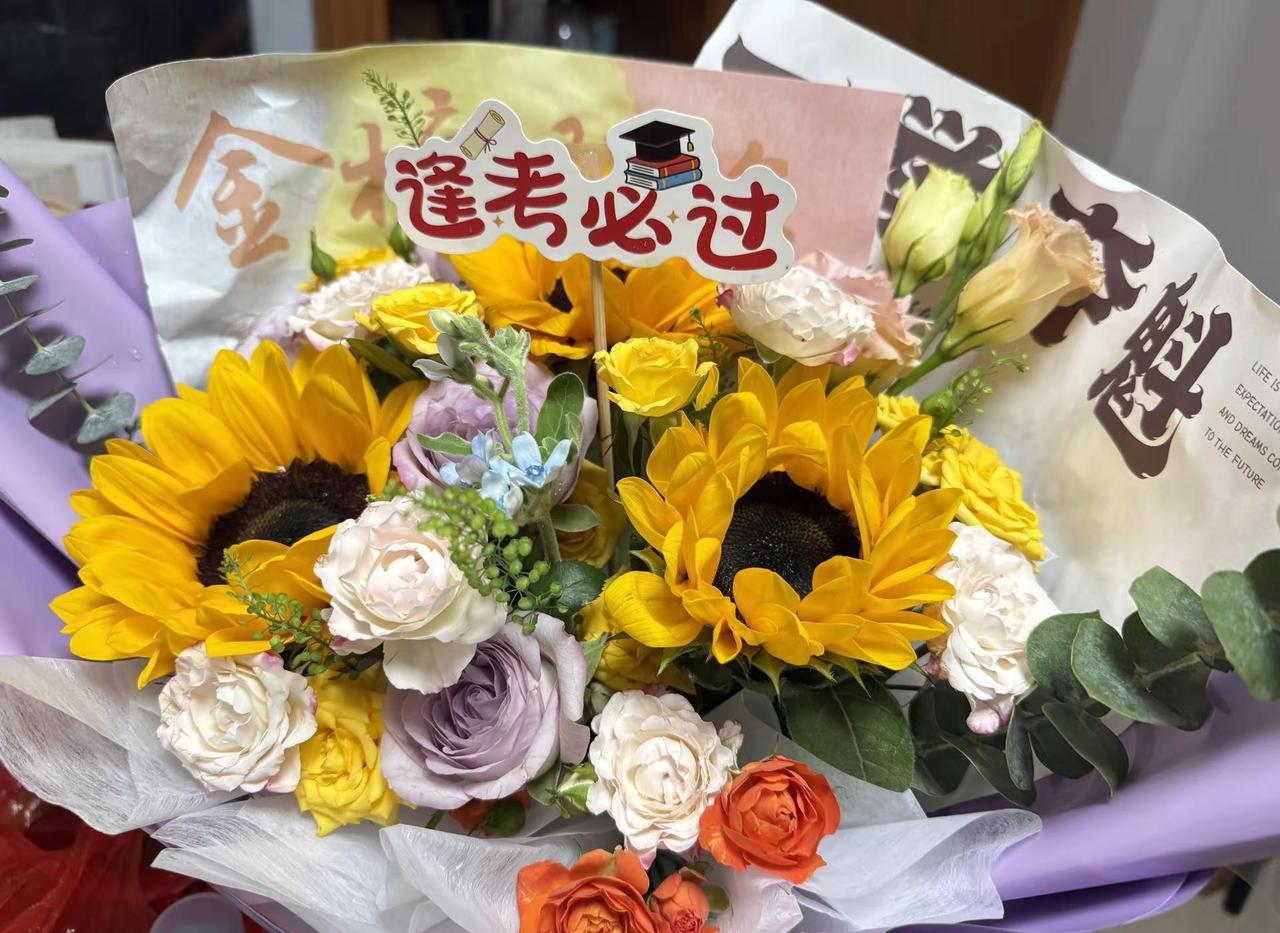 中考圆满结束，初中生涯落幕。宝贝你辛苦了！世界很大，考场很小，人生很长，余生很贵