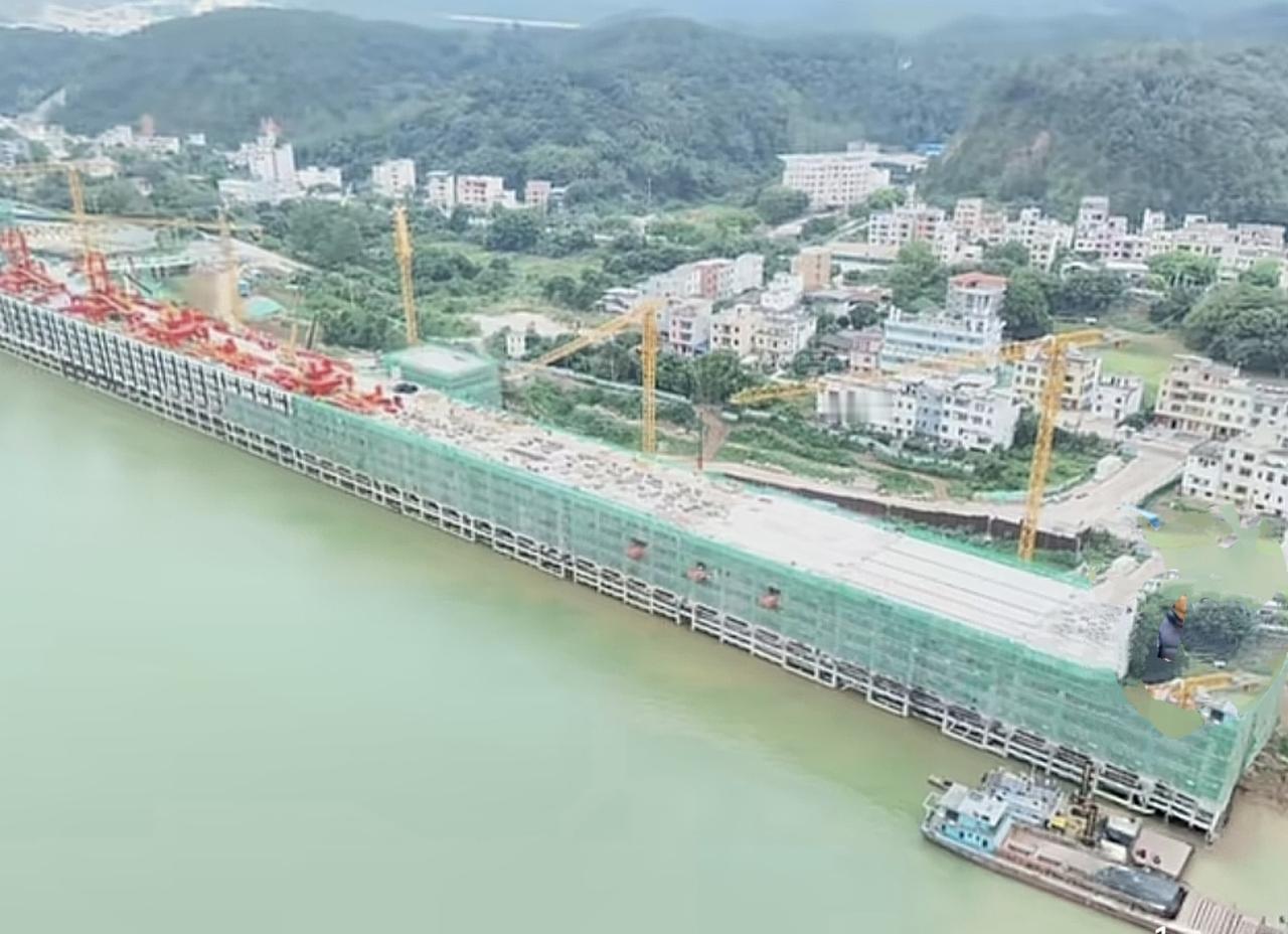 广东郁南县最大的西江码头封顶了，预计明年启用。这个码头位于建城镇罗旁村，建设了5