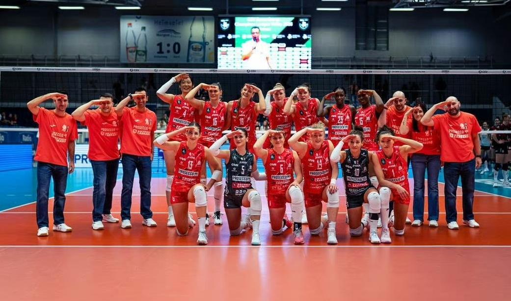 欧冠小组赛第二轮，结束全运会的朱婷恢复良好，首发并打满三局，助科内利亚诺客场3: