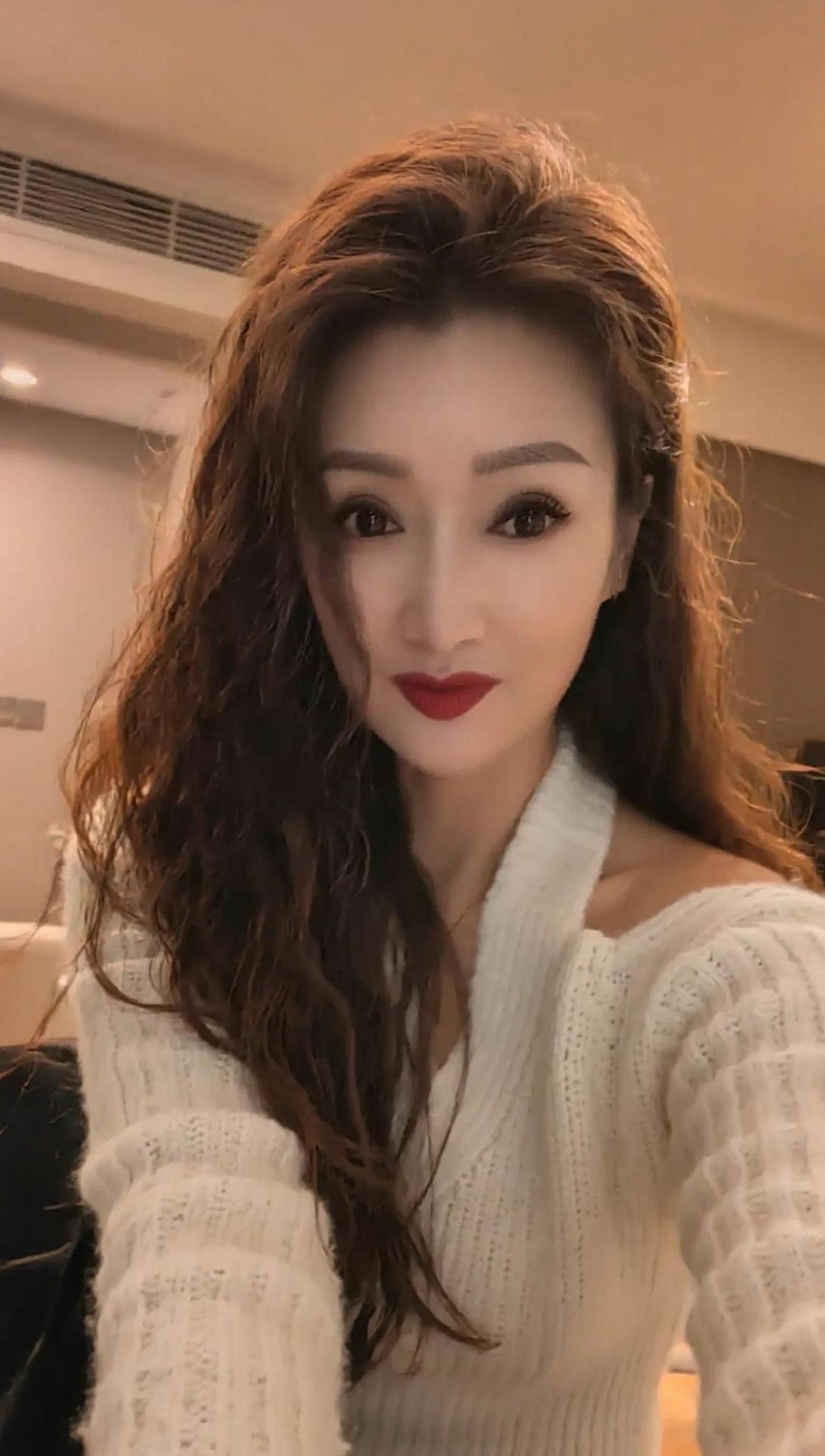 人到中年,把自己重新养一遍,除了变好和赚钱，就是享受独处，与自己无关的...