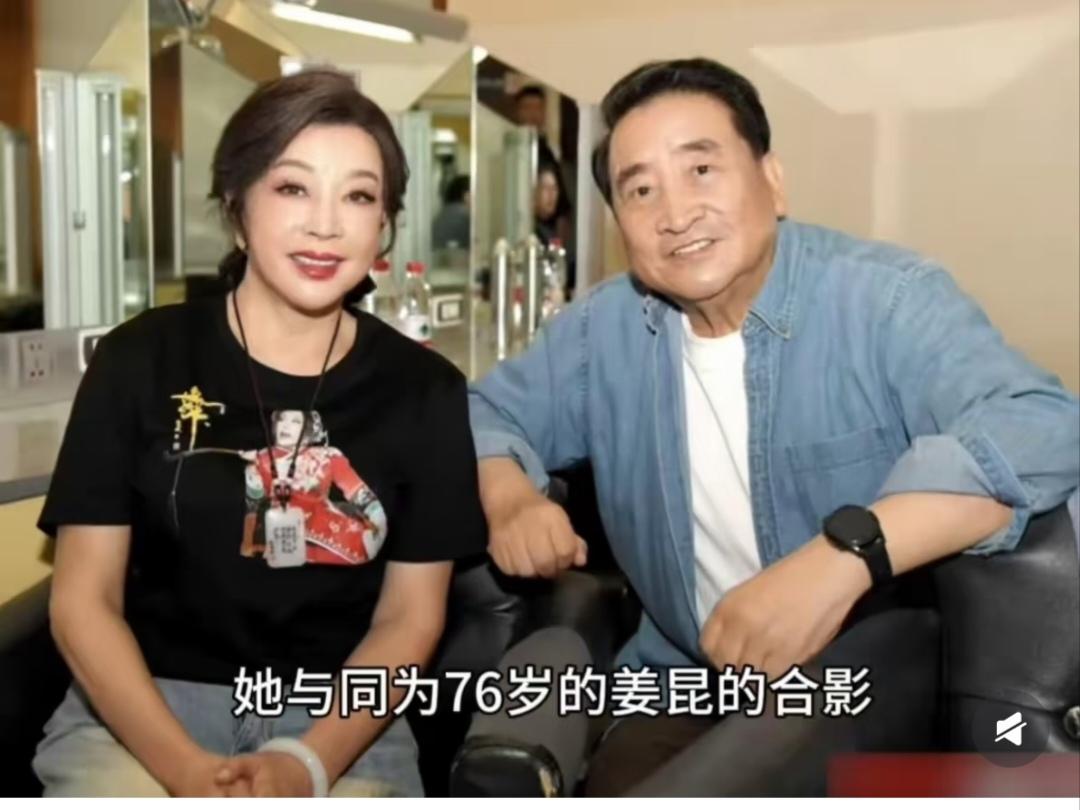 近日，刘晓庆在社交媒体晒照，76岁的她同岁的姜昆难得同框了！面对镜头，两位老艺术