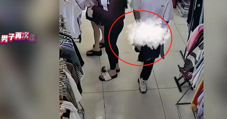 令人作呕！商场中一男子路过挑衣服的女孩旁边时，用衣服挡住下体，在经过的一瞬间将不