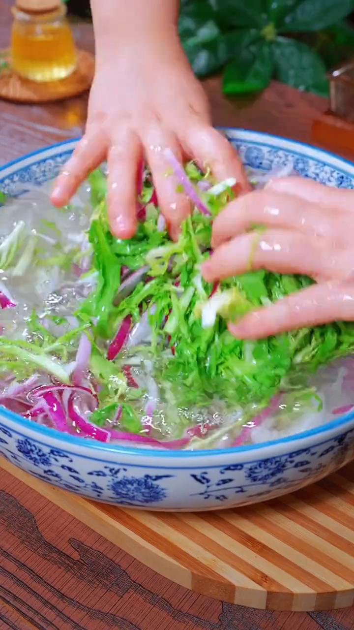洋葱拌苦菊。
我是万万没想到洋葱和苦菊的搭配居然这么好吃，这是老一辈人传下来的土