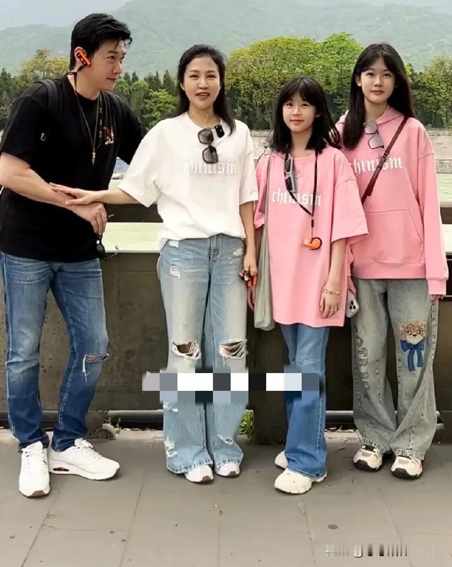 陆毅鲍蕾一家充满正能量，经济宽裕的他们，生活幸福美满。两个女儿十分漂亮呢，期望鲍