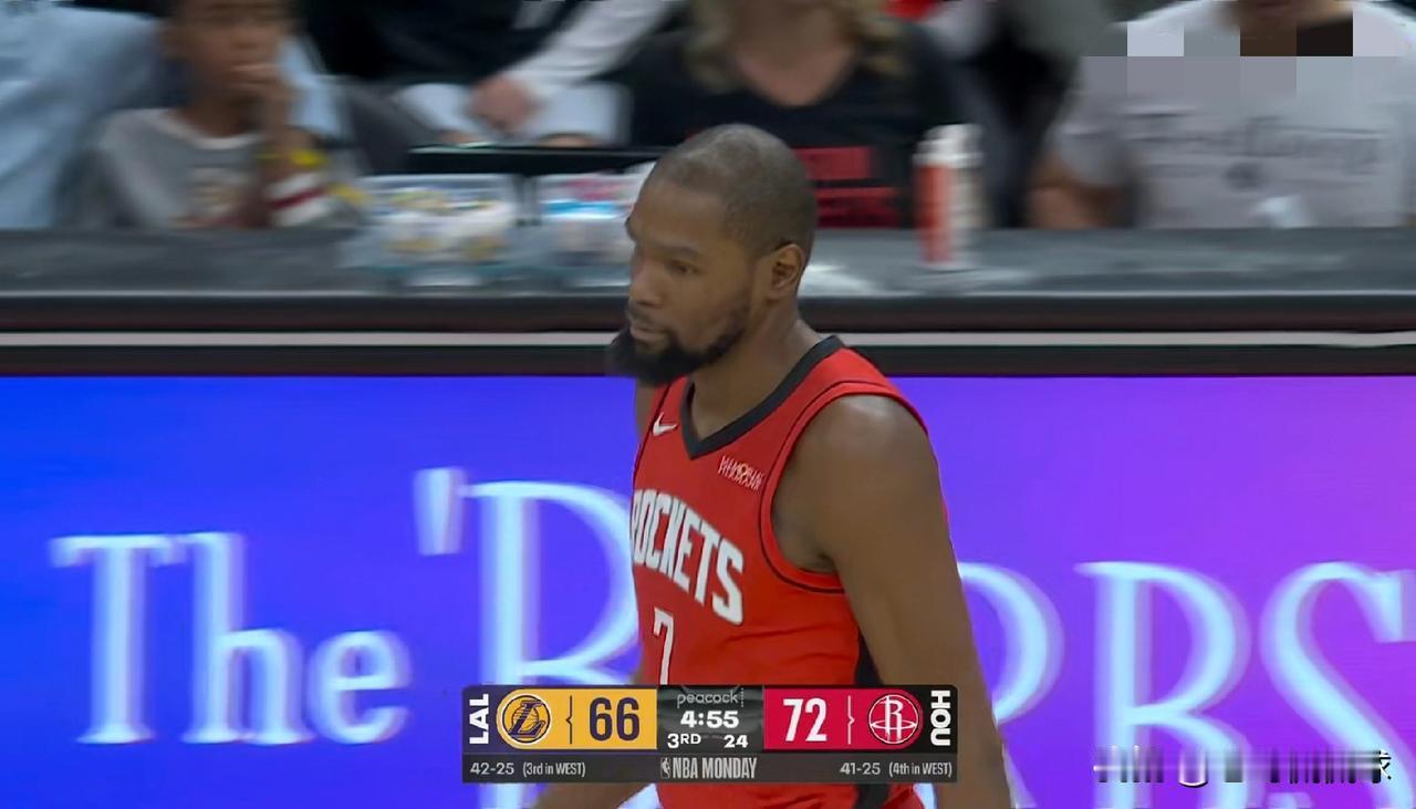 火箭巨星杜兰特真是太容易情绪失控了！在今天火箭主场迎战湖人的比赛中，当时比赛进行