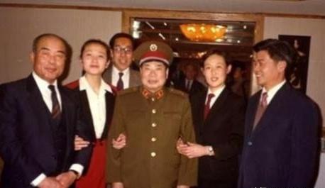 79岁开国上将杨得志在结发妻子离世后陷入深深孤寂，一位比他小24岁的文工团老演员