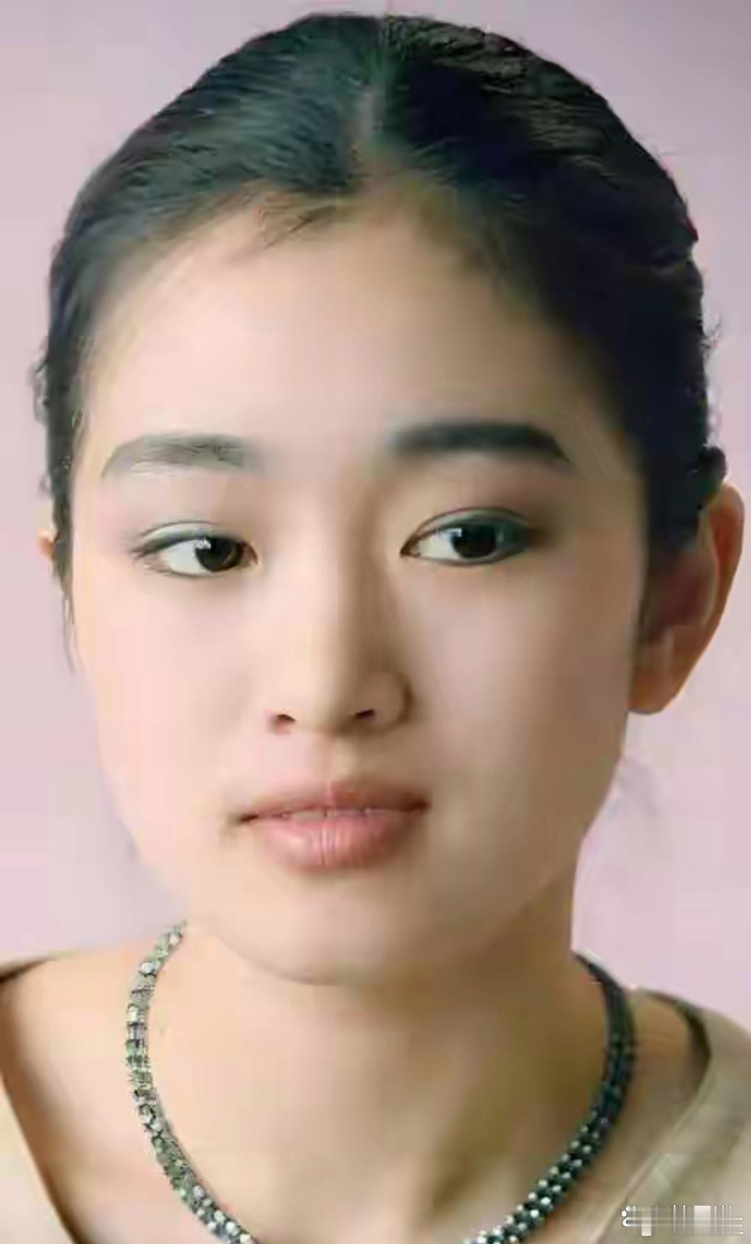 年轻时的巩俐明艳动人，眉眼流转间尽显绝代风华！ 