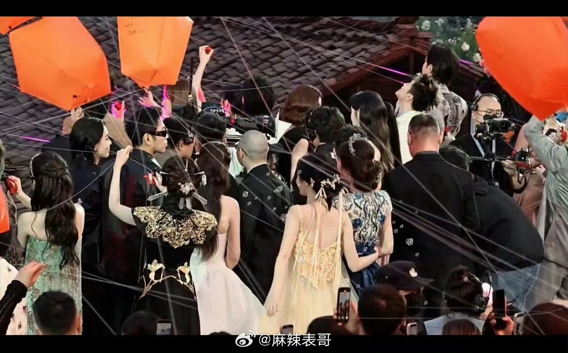 虞书欣发了和刘诗诗陆柯燃的合照，可是祝绪丹明明就在她身边，以前两个人感情那么好，