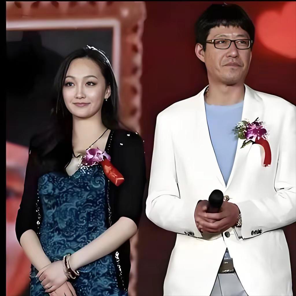 2011年，三十六岁的“谍战剧专业户”于震爱上小他十三岁的辛月。第一次登门拜访，