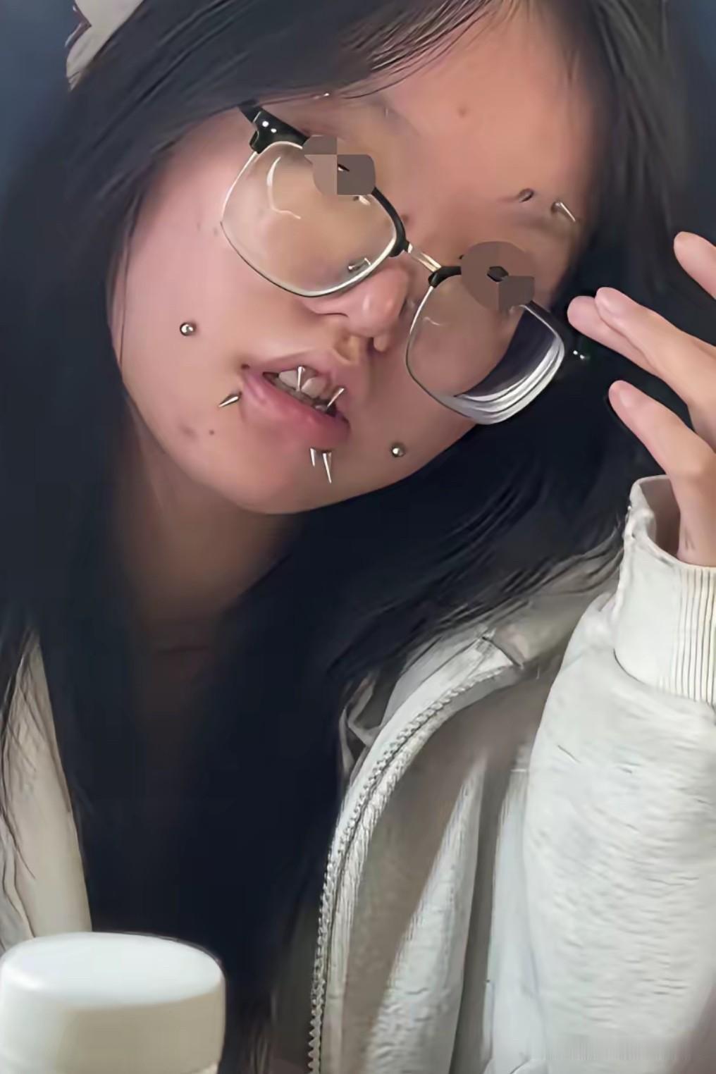 看不懂现在的年轻人，

满脸的钉子真的好看吗？

我看着就疼，这是虐自己吗？
