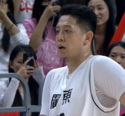 全运男篮半决赛，广东全运男篮对阵辽宁全运男篮。比赛开始，双方开场势均力敌，比分交