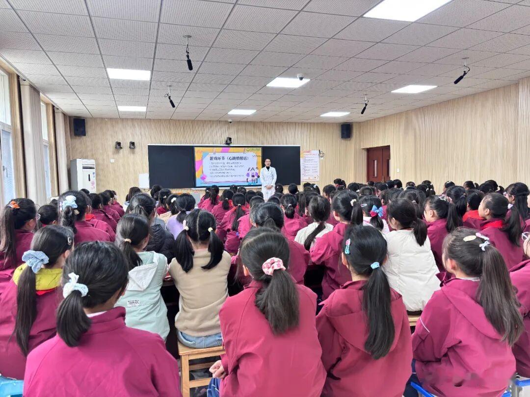 11月7日下午，宁强县南街小学开展了题为“守护青春成长，筑牢安全防线”的青春期心