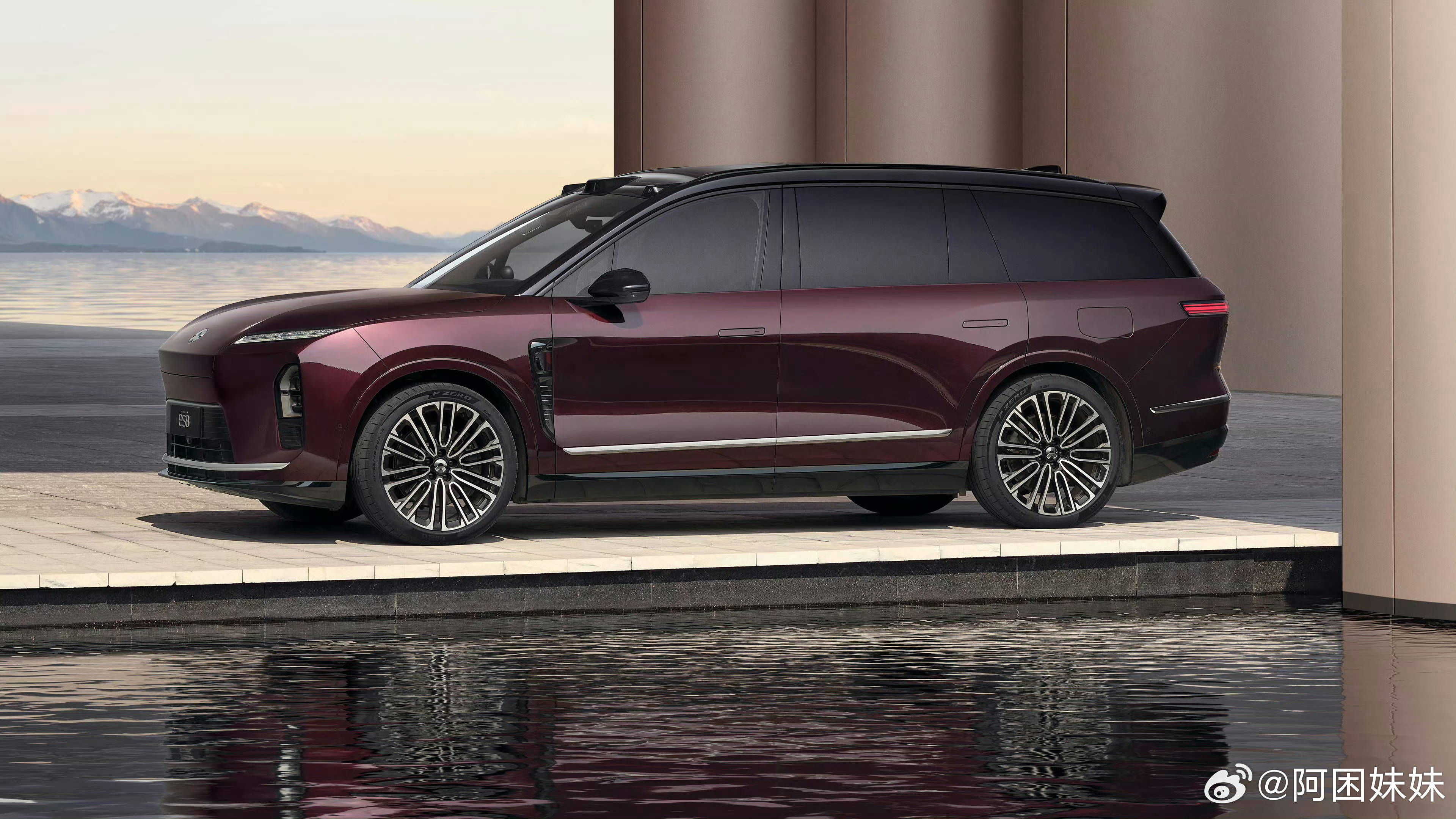 蔚来ES8全新配色M42星云红，这个颜色配大型SUV刚刚好显得大气，红色也不太好