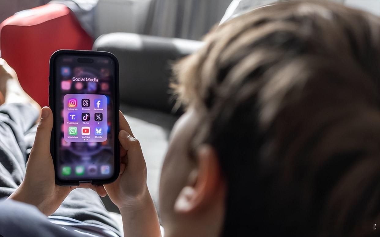 【在保护与自由之间拉锯！澳政府与红迪硬杠16岁以下社交媒体禁令】澳大利亚16岁以