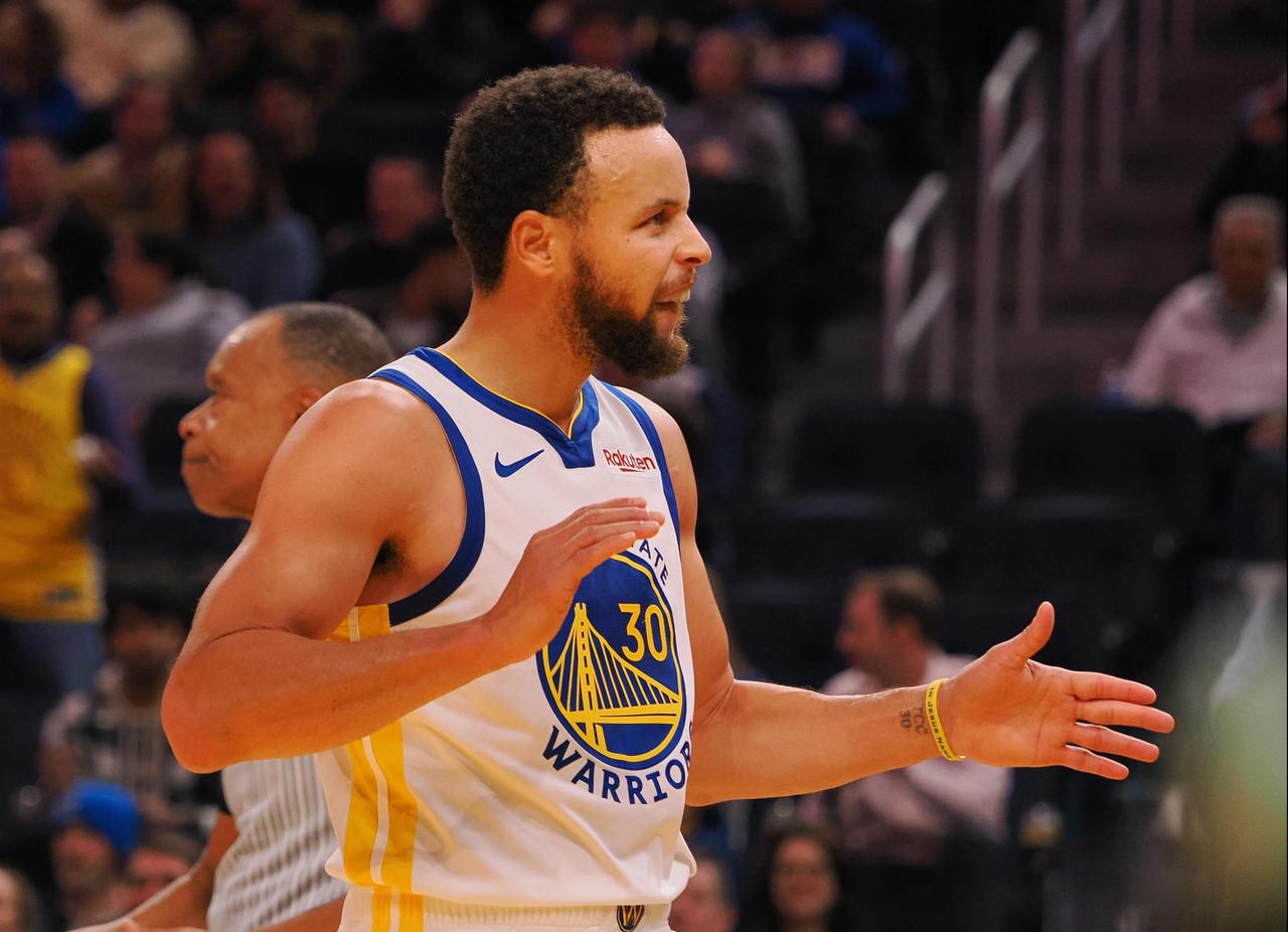 记录断了
在今天对阵开拓者的比赛中，
库里三分球8投0中，
由自己保持连续单场三