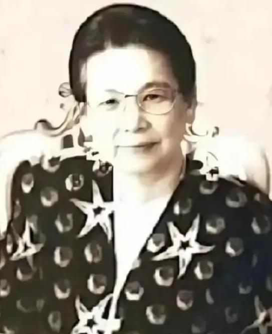 1976年秋天，京西宾馆里开着重要会议，海军司令员萧劲光会后在走廊溜达，碰到了副