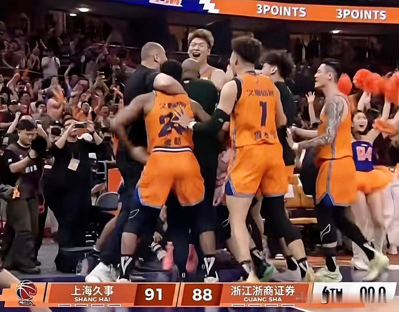 炸裂绝杀！古德温压哨三分一剑封喉！上海全队围堵狂欢，2-0夺赛点夺冠稳了？

C