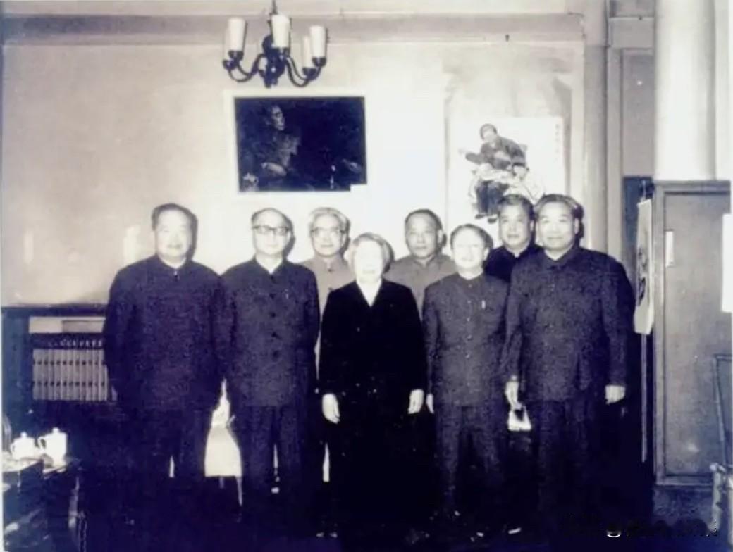 1979年，中央对台领导小组成员一起看望邓颖超大姐时的照片，前排左起：罗青长，孔