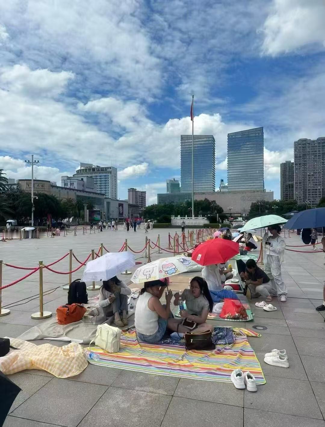太燃了！八一前夕，南昌八一广场已经人山人海，大批游客提前十几个小时彻夜等候，只为
