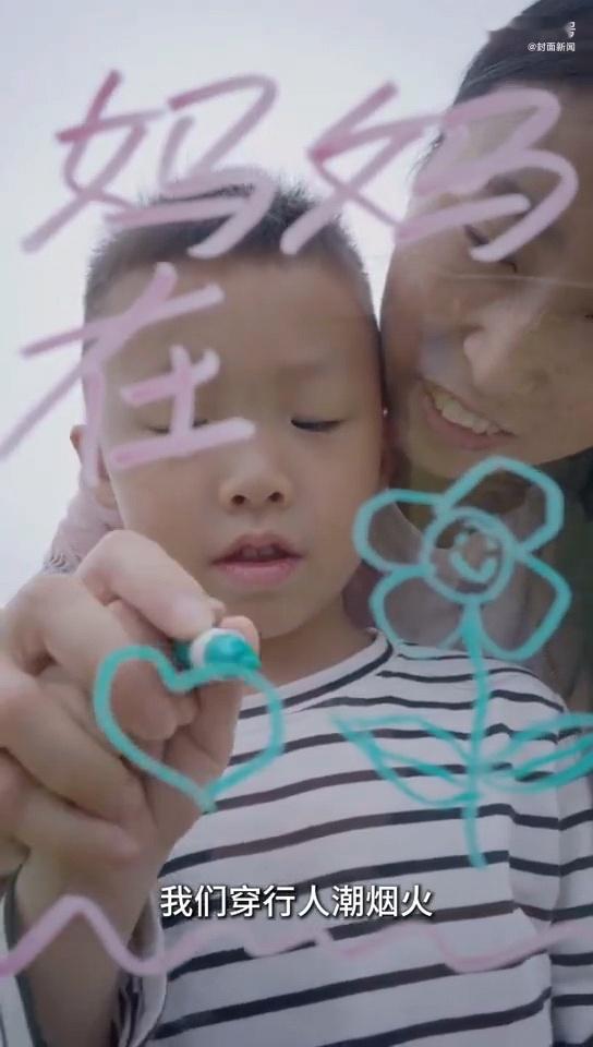 一位妈妈从不要求自己每顿饭都现做、家里每件东西都归位。孩子玩具摊一地，她坐下来先