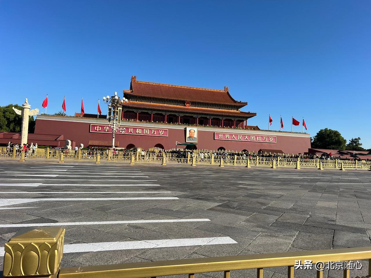 今儿个北京的天儿不错，路过长安街捏了两张还有中国尊[呲牙]#看看北京的样子# #