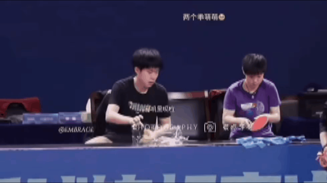这个画面多美好呀，小杨看着大头和莎莎一起并排坐在那里，别名牌，
头哥在冀队的地位