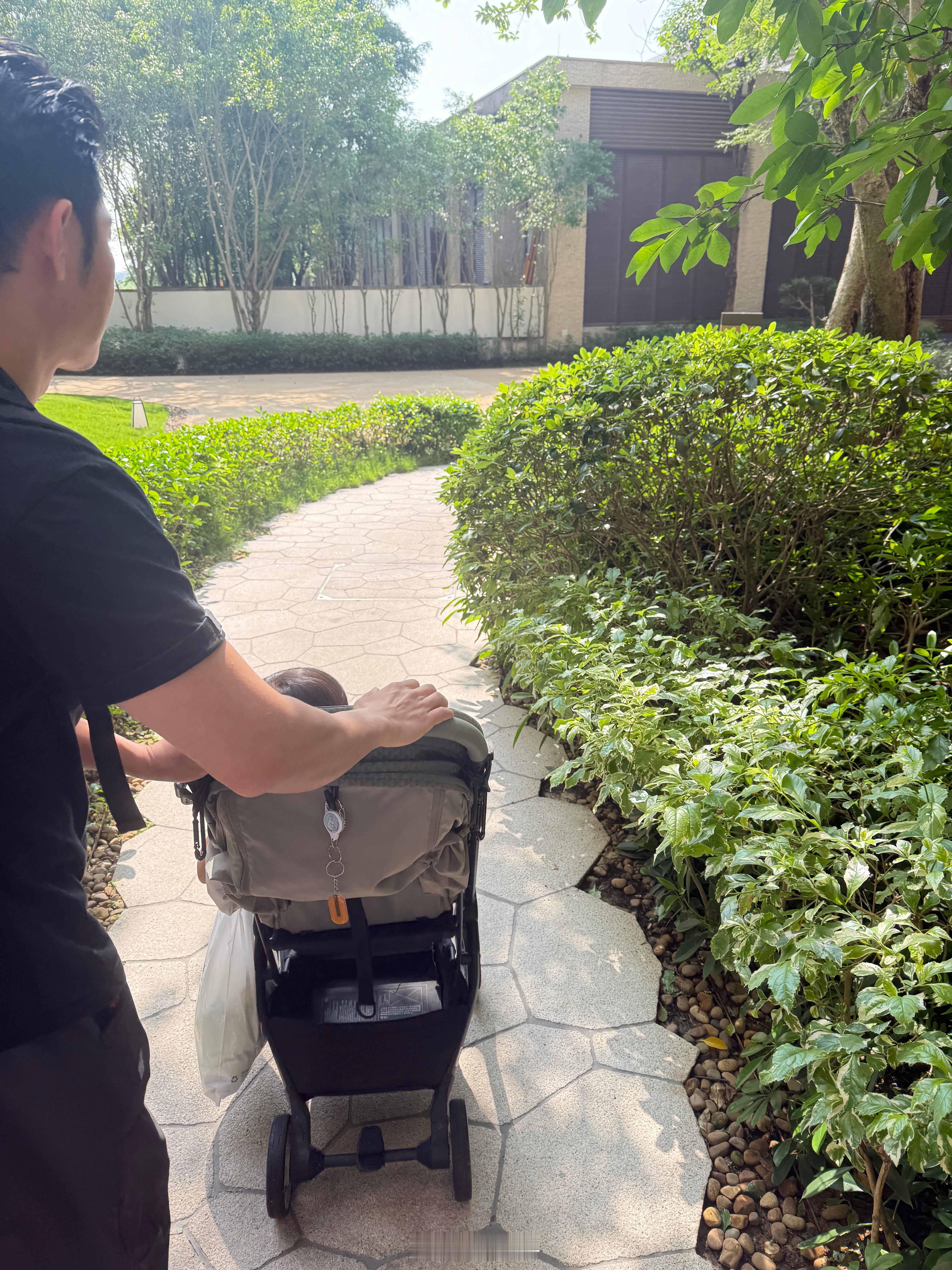 出门的时候旅蛙推车车精准的压过了地上躺着的福利衣和球球泳衣，大概率这两件衣服还是